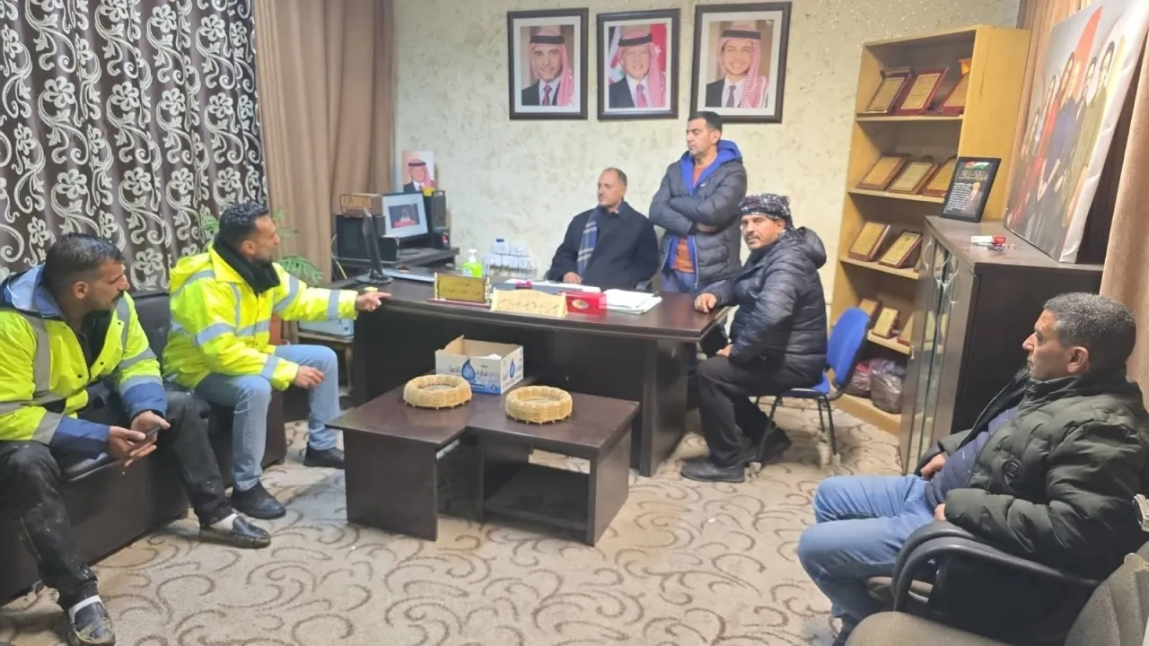 بلدية الطفيلة تتعامل مع إغلاقات طرق بسبب تراكم الطمم والحجارة