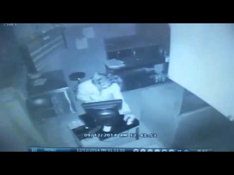 بالفيديو ..  شاب يسرق مطعماً في وسط الرياض!