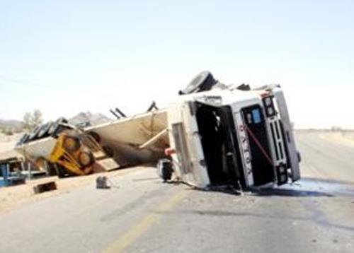 مادبا : تدهور "تريلا" يغلق الصحراوي واصابة (6) اشخاص في حادث اخر 