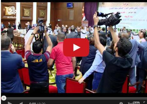 بالفيديو: مؤتمر "تحرير الأنبار" العراقي ينتهي بمشاجرة بالكراسي