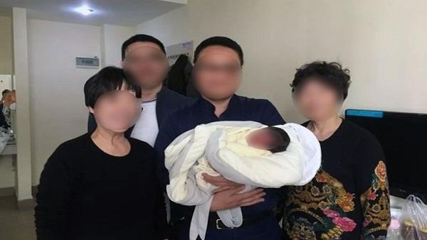 زوجان يرزقان بمولودهم الجديد بعد 4 سنوات من موتهم  ..  تفاصيل 