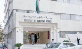 بعد تردي الأوضاع في مختلف المحافظات ..  "البلديات" توفر خططا بديلة لجمع النفايات