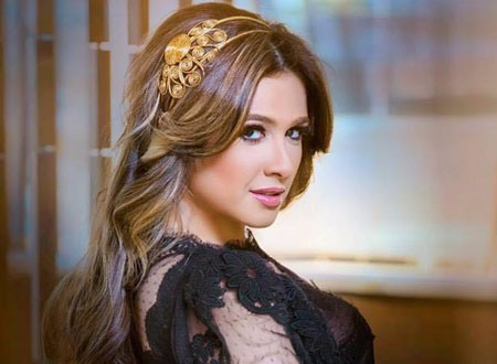 ياسمين عبدالعزيز بماكياج يغير ملامحها ..  صورة