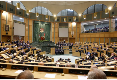 غضب نيابي بعد سحب قانون الضمان: “الحكومة وضعتنا في مواجهة الشارع” 