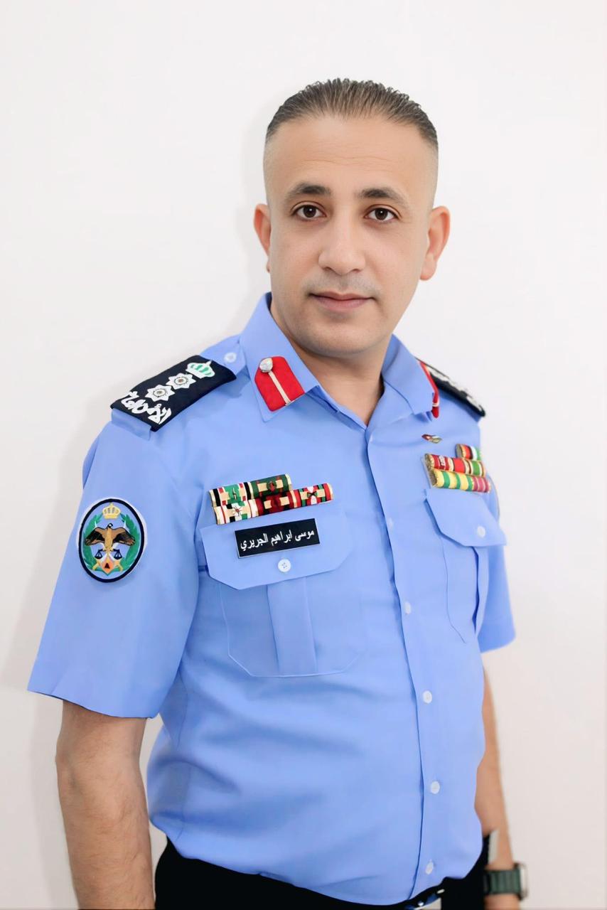 محمد أبو غلوس يهنئ العقيد موسى الجريري بمناسبة ترقيته