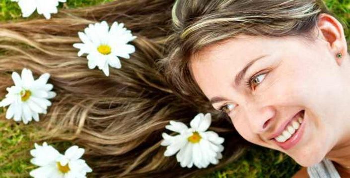 أصنعي بنفسك صبغة البابونج لشعر ذهبي ناعم ولامع