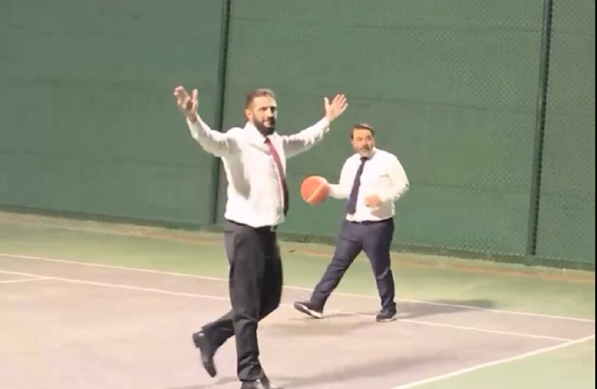 بالفيديو .. الرئيس السوري يستعرض مهاراته في كرة السلة برفقة وزير خارجيته 