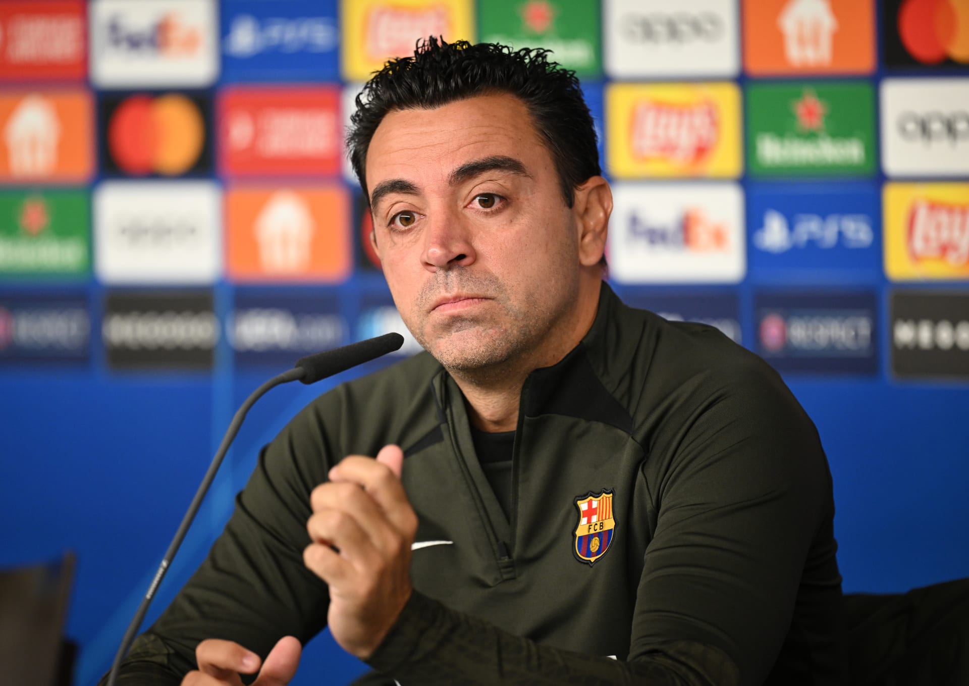 برشلونة ينتظر إقالة المدرب الجديد من منصبه الحالي لخلافة تشافي
