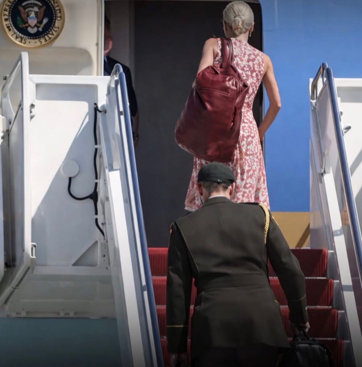 سيدة الغموض  ..  من هي ناتالي هارب؟ وسر الحقيبة الحمراء على طائرة الرئيس الامريكي ترامب