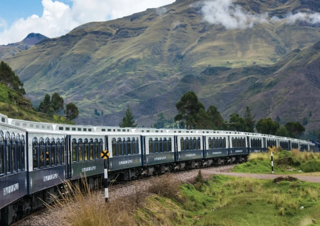 رحلة عبر قطار فاخر يستكشف جبال الأنديز الساحرة