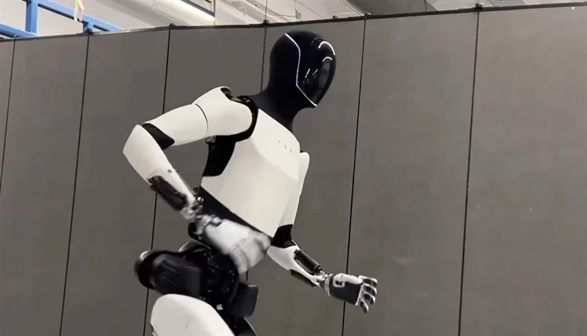 ذكاء اصطناعي أم خداع سينمائي؟ ..  روبوت تسلا يثير تساؤلات حول حقيقة قدراته