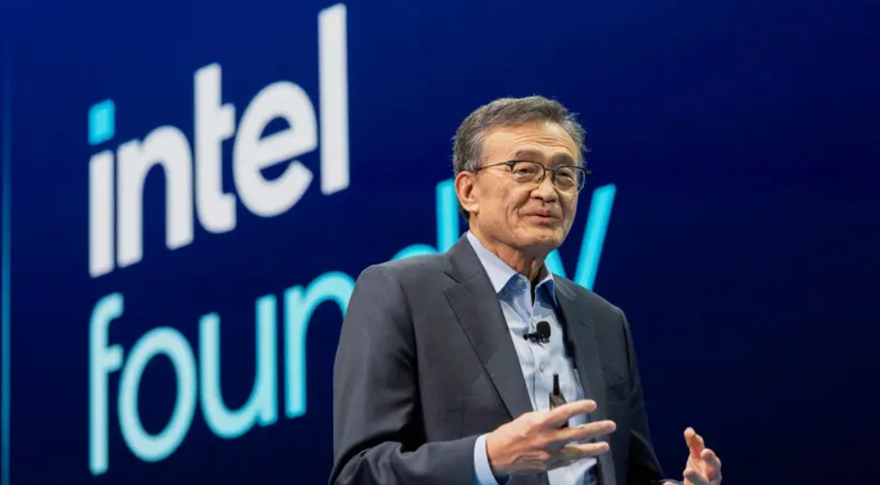 رئيس "إنتل" يحذر: نقص ذاكرة الأجهزة مستمر حتى 2028