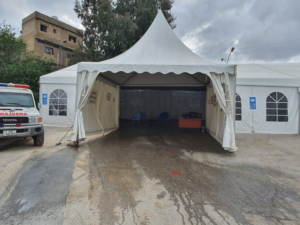 انشاء خيمة طبية ميدانية في مستشفى البشير  بدعم من جمعية العون الصحي الأردنية ..  صور 
