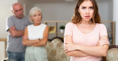 زوجي منشغل بأهله ولا يمكث عندي  ..  فما الحل؟