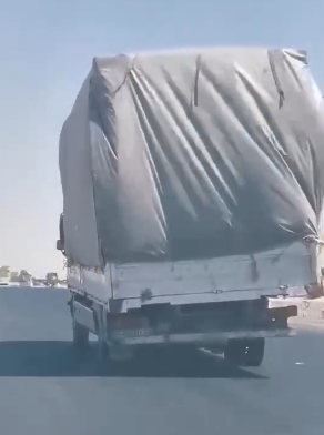 فيديو يوثّق لحظة خطرة  ..  شاحنة تتمايل بحمولة زائدة على الطريق الصحراوي 