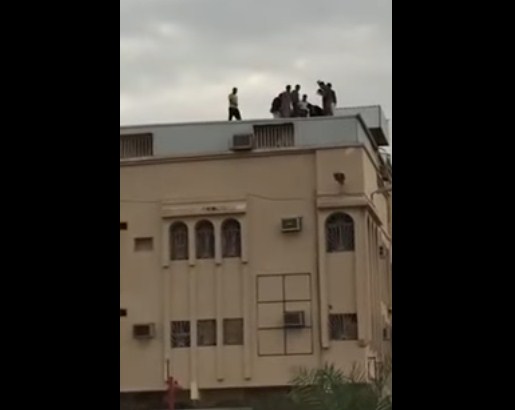 فيديو  يحبس الأنفاس  ..  لمنع شاب من الانتحار في آخر لحظة
