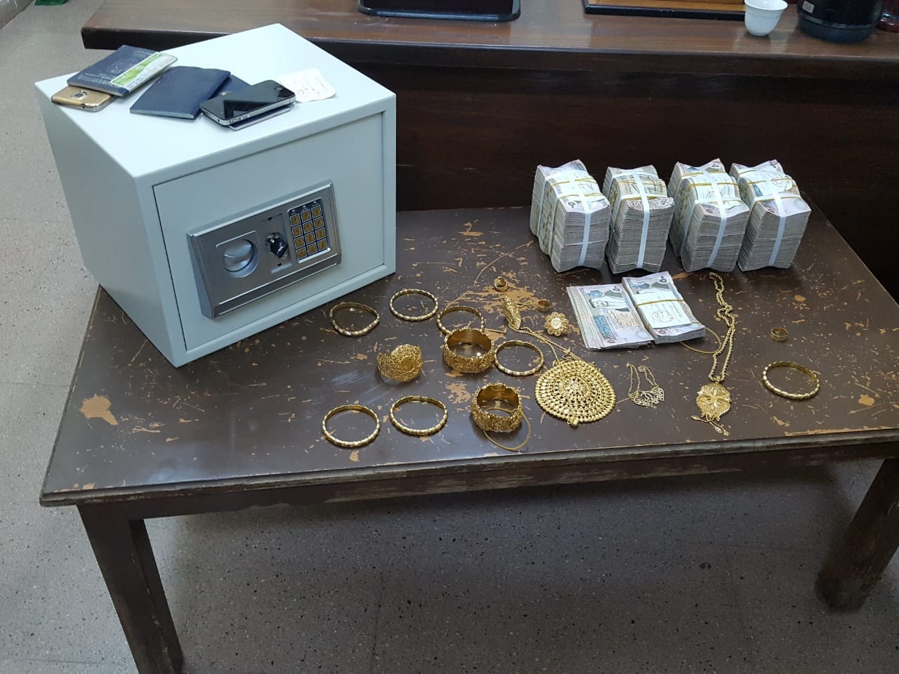  القبض على شخصين اثناء  سرقة (206) الاف دينار ومصاغ ذهبي بقيمة (20) الف دينار  