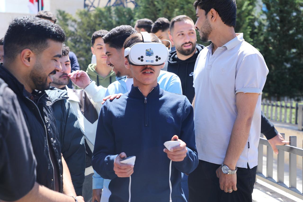 طلبة "الشرق الأوسط" يخوضون تجربة محاكاة قيادة وفرتها إدارة السير والشرطة المجتمعية