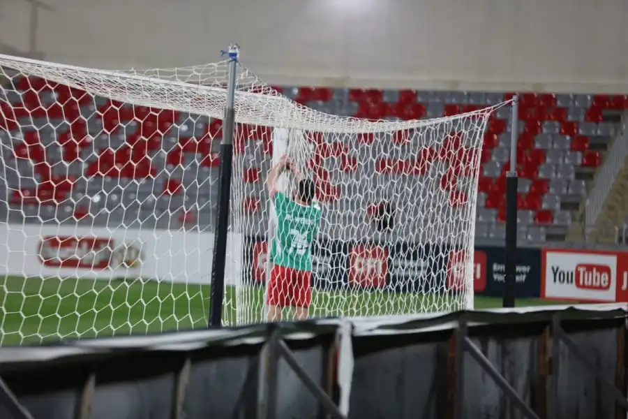 رئيس نادي الحسين ينشر صورة من مباراة الوحدات ويعلق: هذا تآمر واضح وفاضح 