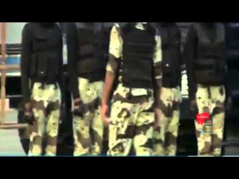 جندي سعودي يسحب شاحنة ثقيلة بمفرده
