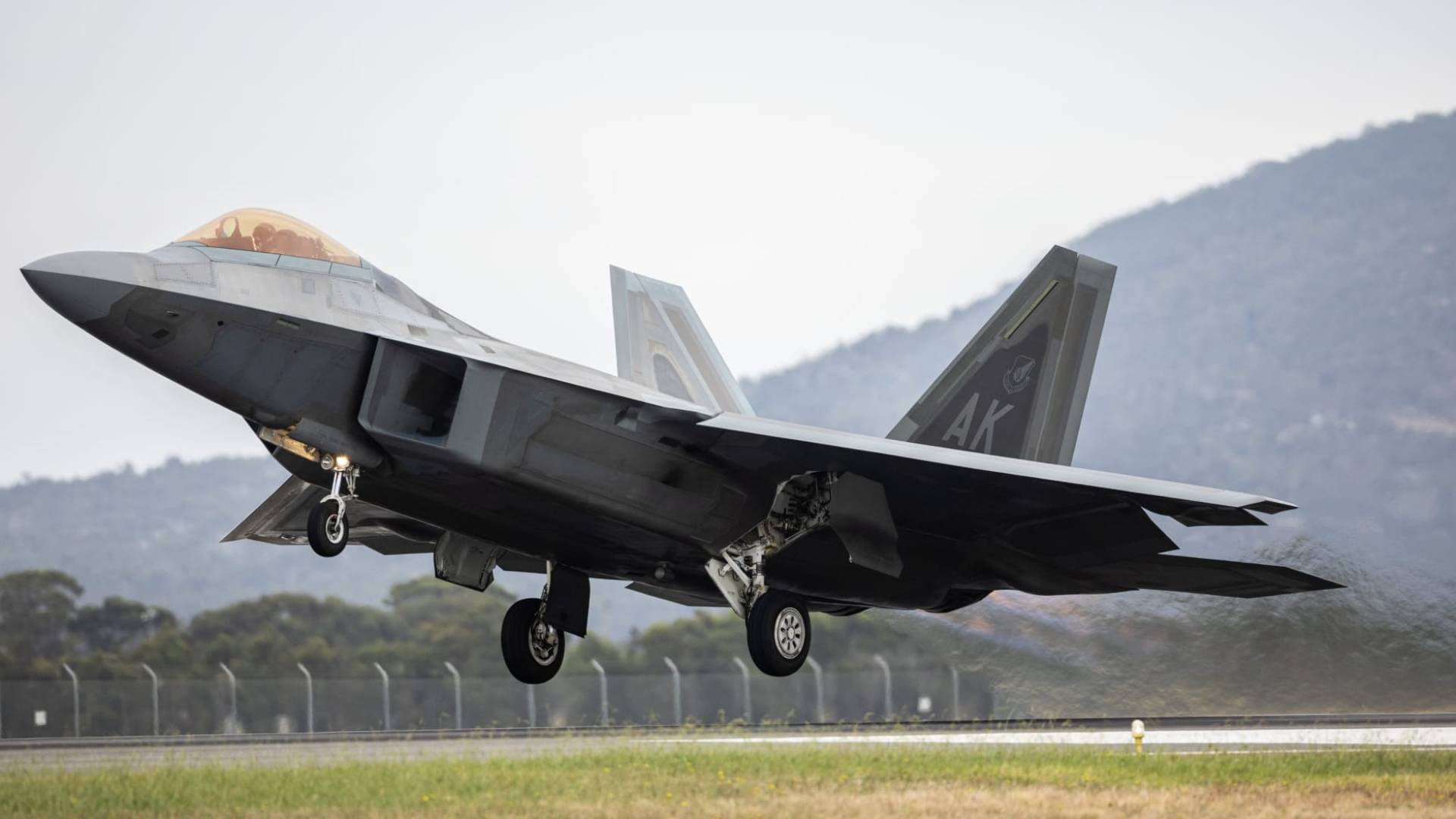 إعلام عبري: أمريكا تنشر 6 مقاتلات F-22 إضافية وقائد سلاح الجو "الإسرائيلي" يجتمع بالطيارين