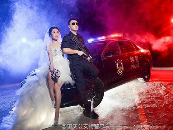 لأنه مشغول جدا  .. صينية تلتقط صور زفافها مع زوجها الضابط أثناء عمله  