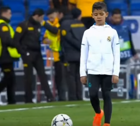 بالفيديو .. ابن كريستيانو رونالدو يقلد والده في مباراة ريال مدريد و باريس سان جيرمان