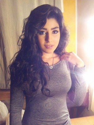 آيتن عامر تبهر الجمهور بالمكياج وبدونه  ..  صور