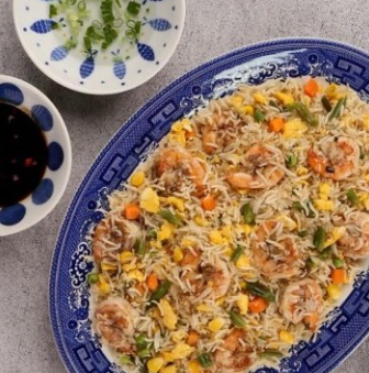 أرز مقلي بالجمبري والبيض
