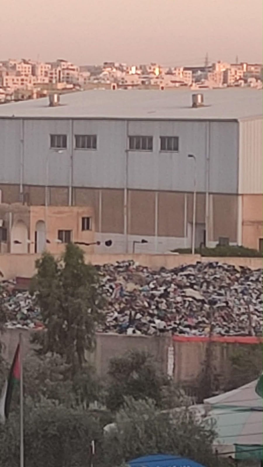 مكب نفايات بجانب مدرسة الثورة في الزرقاء يثير استياء السكان والطلاب بسبب الروائح الكريهة