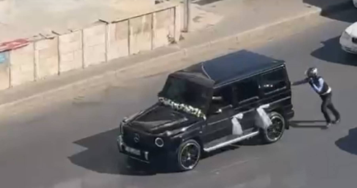 لفتة إنسانية ..  رقيب سير يساعد سيارة زفاف تعطلت في الشارع بالعاصمة عمان ..  فيديو