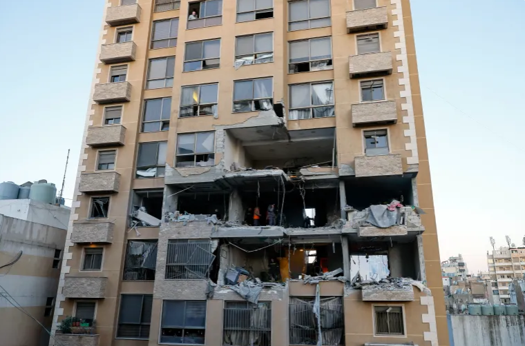 عشرات القتلى بغارات إسرائيلية على لبنان وأعداد النازحين تبلغ 780 ألفا #سرايا 