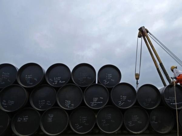 بلومبيرغ: هناك الكثير من مخزونات النفط غير المستخدم عبر العالم
