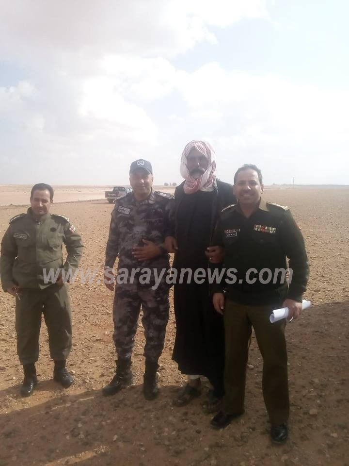انقاذ مواطن حوصر مع اغنامه جراء السيول في الرويشد 