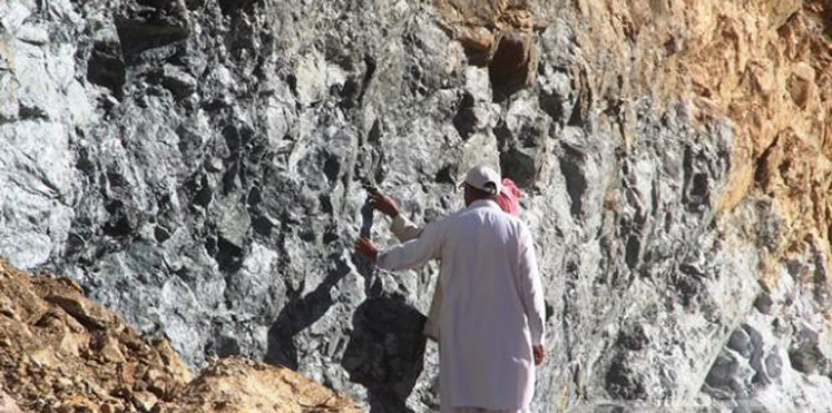 بالفيديو ..  سعوديون يكتشفون أمرًا مرعبًا في جبل بالطائف