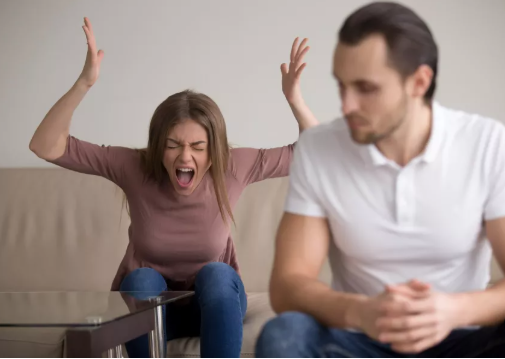 زوجتي عصبية وتنفعل لأبسط الأمور، فما نصيحتكم؟