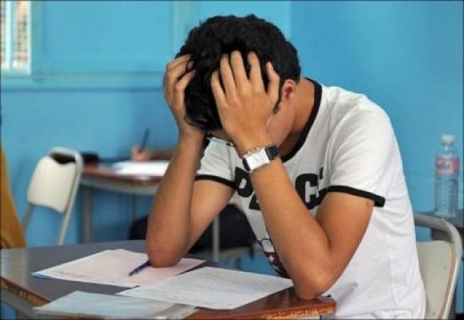 طلبة التوجيهي يشكون صعوبة أسئلة الفيزياء