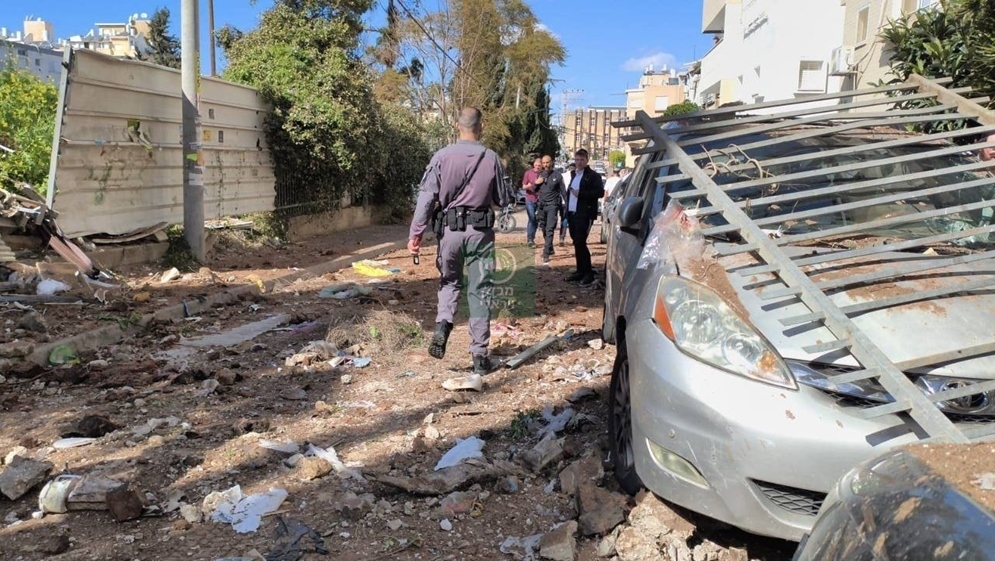 6 مصابين إثر سقوط صاروخ انشطاري في تل أبيب الكبرى