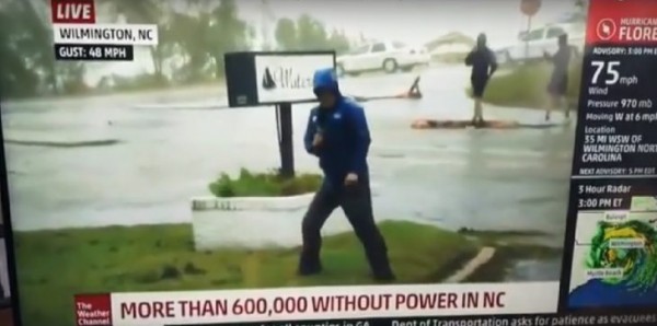 بالفيديو  ..  فضيحة مراسل طقس أمريكي خلال تغطيته إعصار "فلورنس"