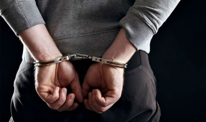  القبض على  باكستانيان سرقا  العديد من  الصيدليات في عدد من المحافظات  .. تفاصيل 
