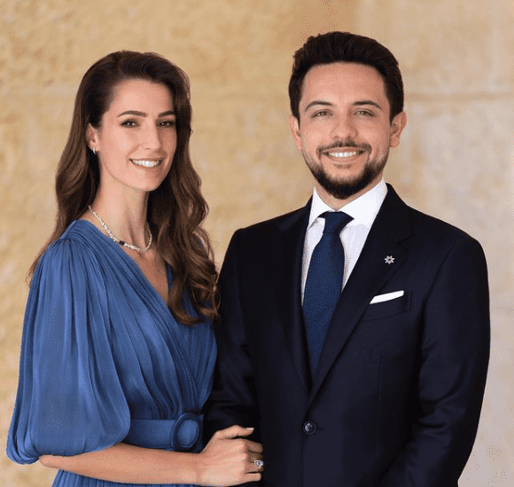 أول تعليق لولي العهد بعد خطوبته على الانسة رجوة آل سيف