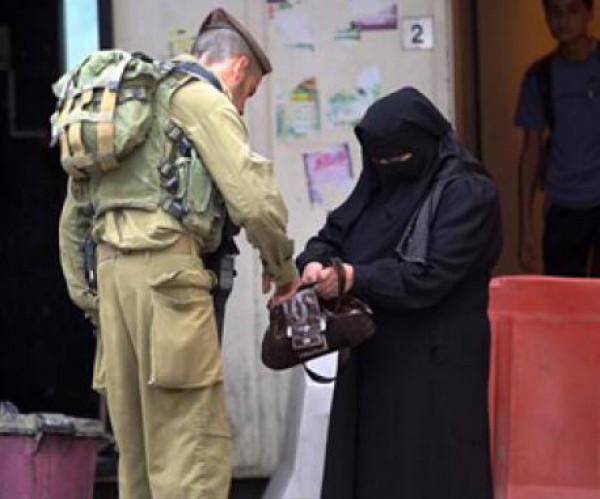 القدس : اعتقال سيدة بحجة محاولة طعن جندي