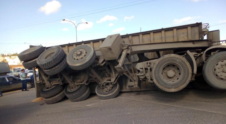 3 إصابات بحوادث تصادم وتدهور على طرق خارجية