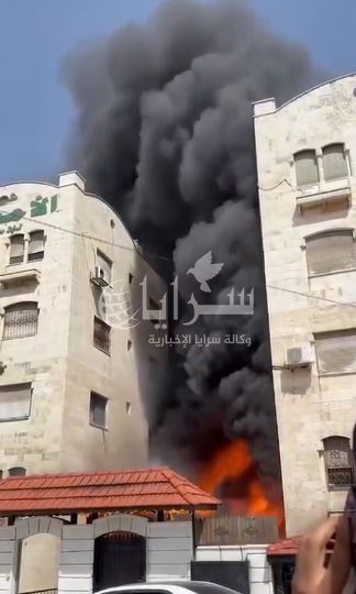 بالفيديو ..  اندلاع حريق هائل في شقة سكنيّة بالقرب من مبنى غرفة تجارة إربد 