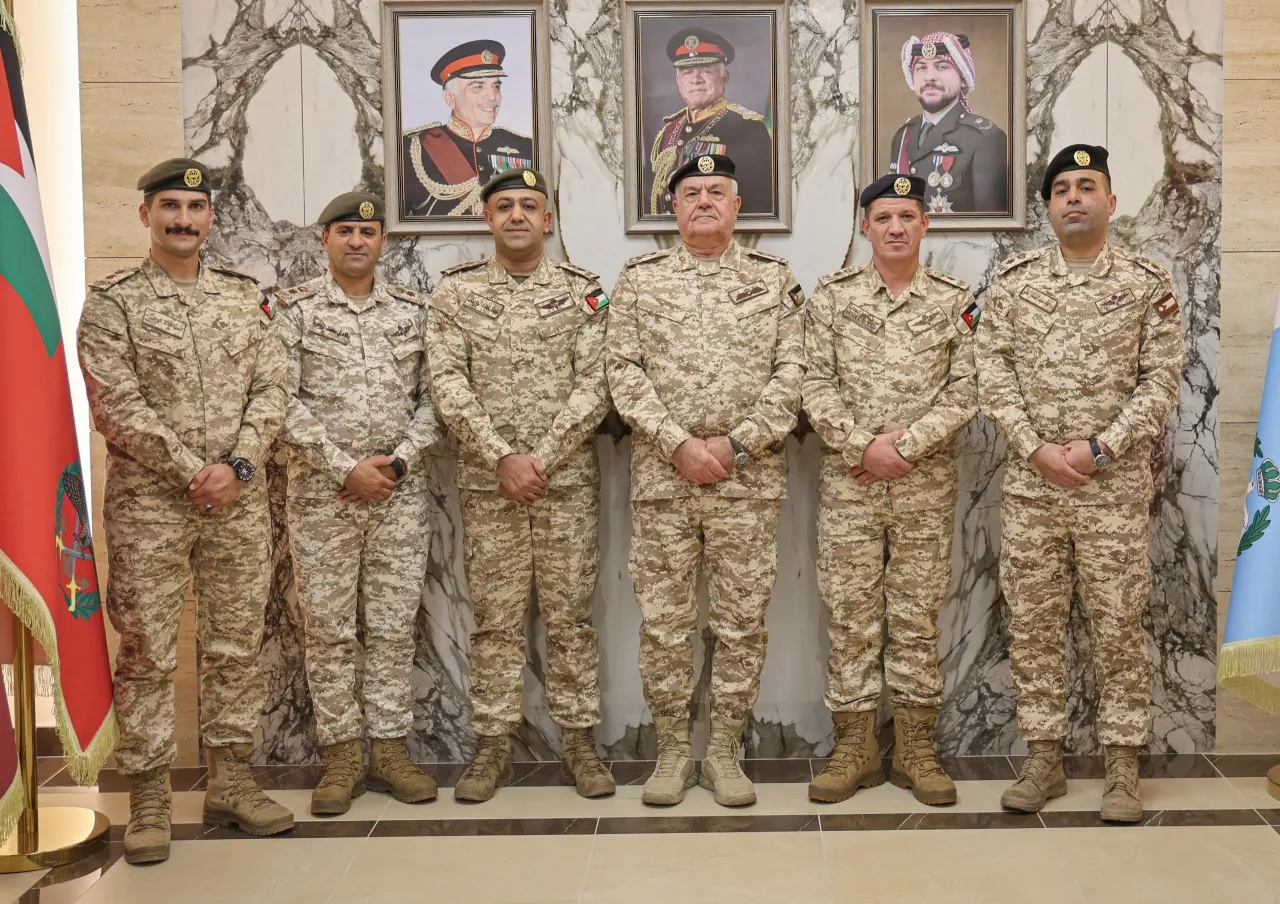 الحنيطي يُكرّم عدداً من الضباط بهدايا ملكية