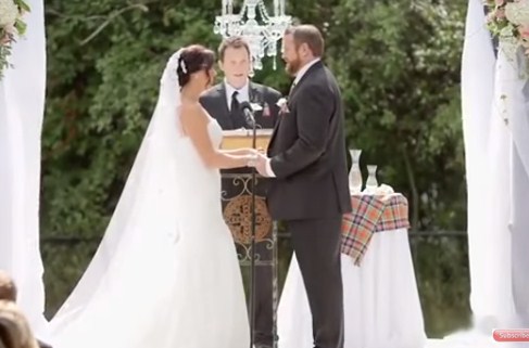 بالفيديو  ..  عريس يصفع عروسته على وجهها امام الحضور في يوم زفافهما
