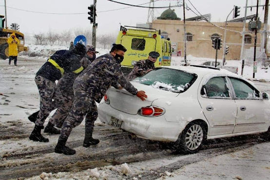 الدفاع المدني : 600 سيارة عالقة في الشوارع