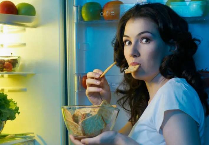 إلى أي مدى يضر الأكل قبل النوم مباشرة؟
