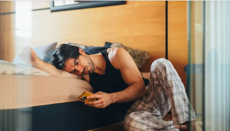 هاتفك يكشف الاكتئاب مبكراً بتتبع النوم والحركة