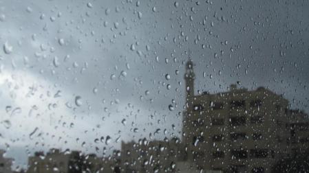 أجواء باردة وزخات أمطار عشوائية خلال الأيام القادمة في الأردن 